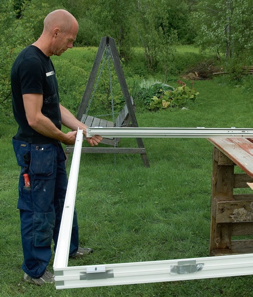 Bygga uterum: Ramarna för skjutdörrarna sätts ihop