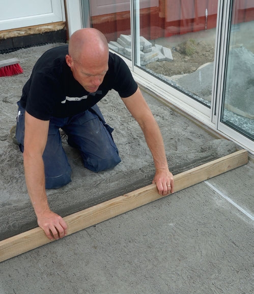 Bygga uterum: Ett lager sättgrus läggs ut och jämnas till