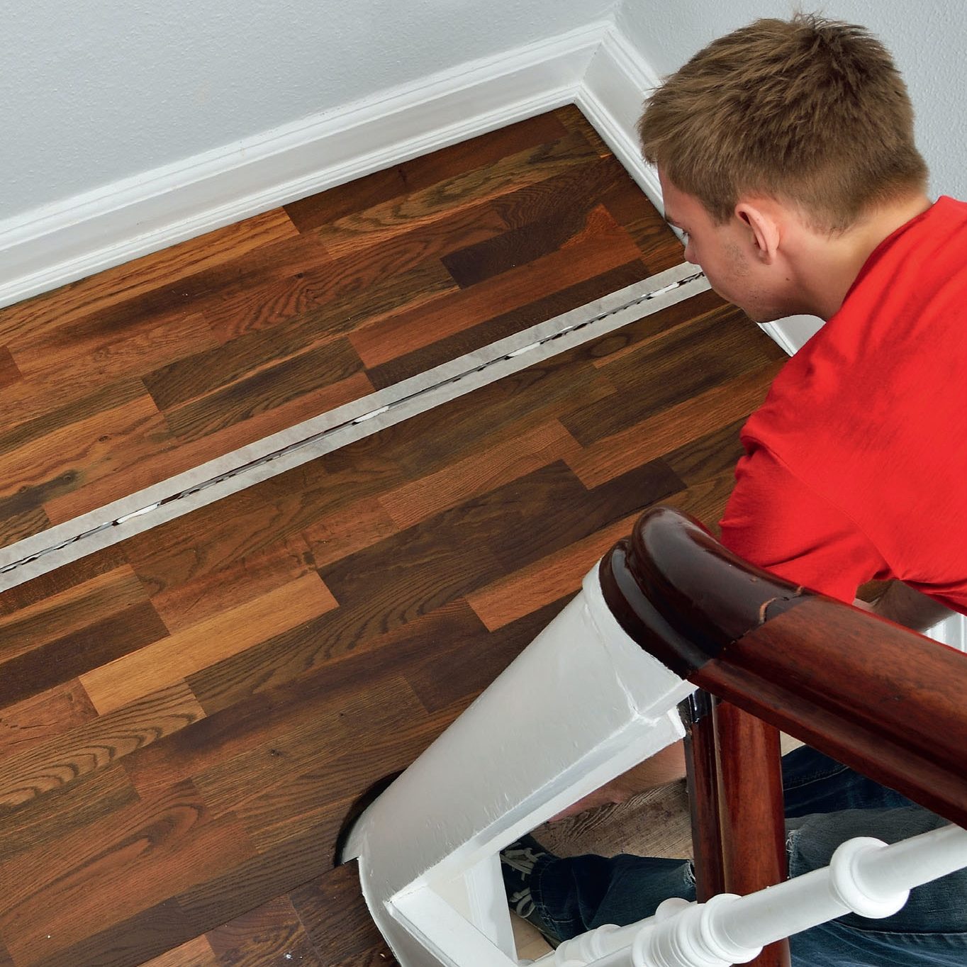 Vanhojen portaiden päällystäminen: Nyt portaiden kahdesta levypalasta kootut jatkopalat voidaan yhdistää