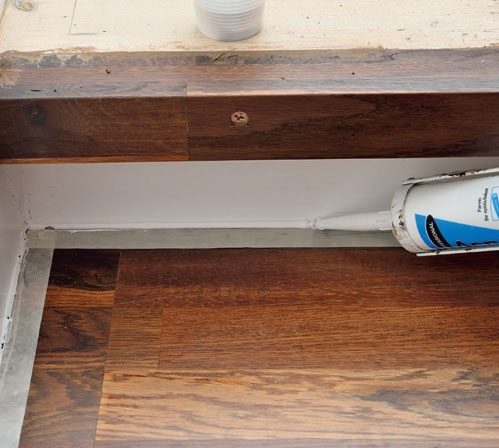 Vanhojen portaiden päällystäminen: Pursota akryylisaumamassaa