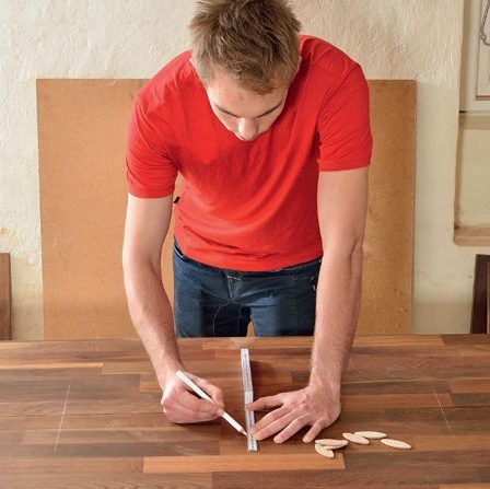 Nye trappetrin i træ: Læg de to plader til afsatsen op