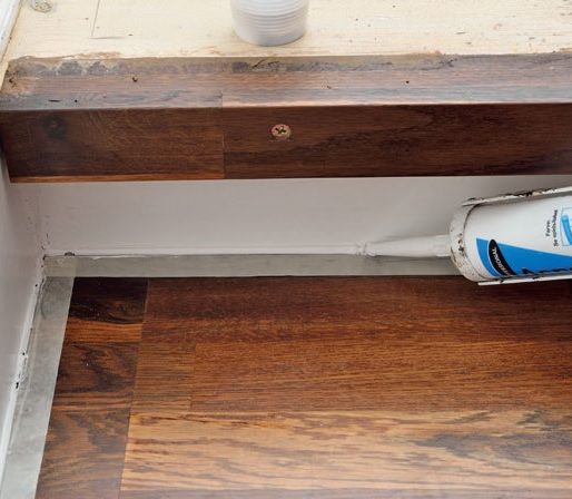 Nye trappetrin i træ: Læg en akrylfuge langs kanterne