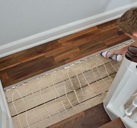 Nye trappetrin i træ: Læg trappeafsatsen på