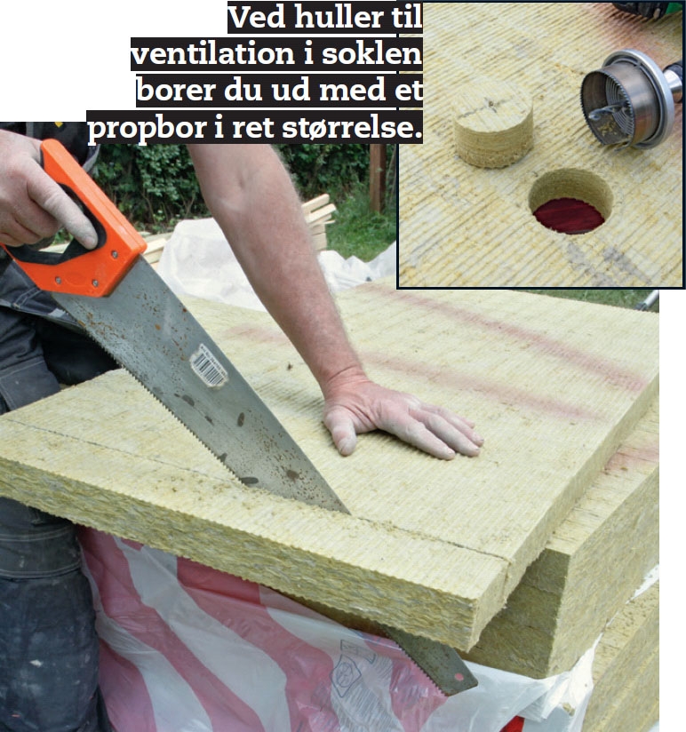 Isoleringsplader til isolering af sokkel skæres til