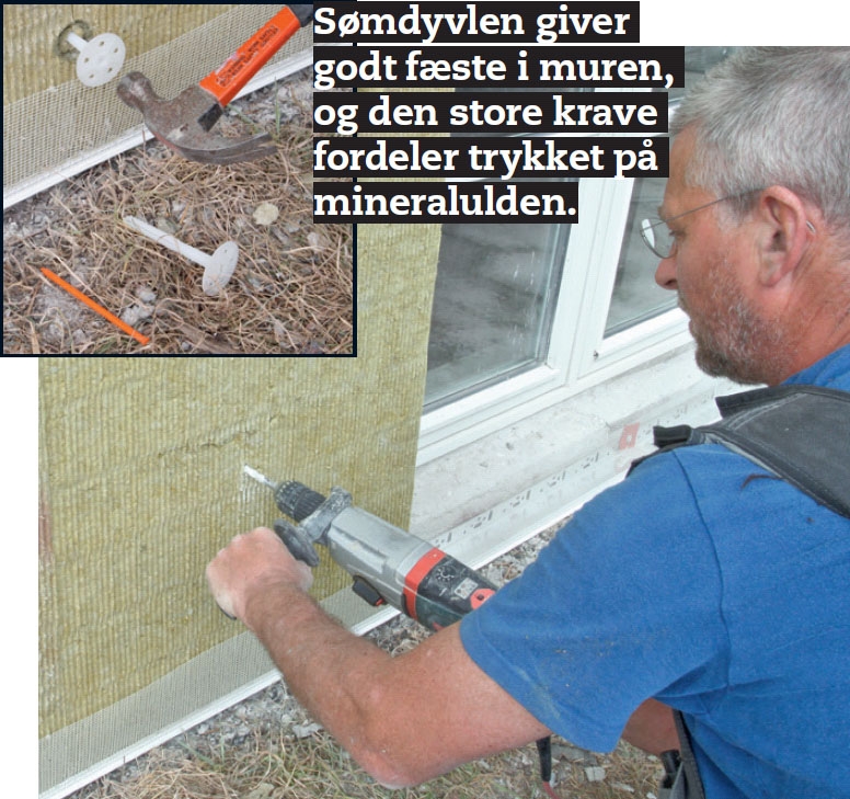 Isoleringsplader fastgøres med dyvler ved isolering af sokkel