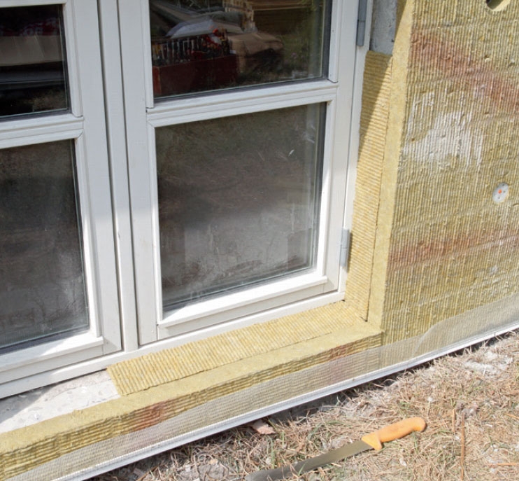 Falsene mellem isoleringsplade og vindue fyldes med isoleringsstrimler til sokkelisolering