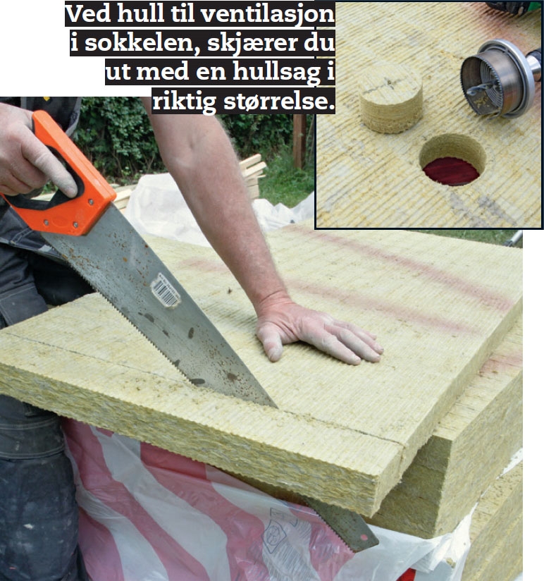 Platene til isolering av grunnmur skjæres til med en gammel håndsag