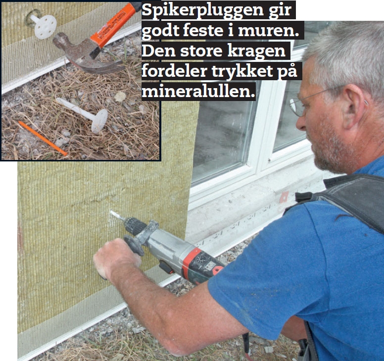 Isolasjonsplatene til isolering av grunnmur forankres med spikerplugger