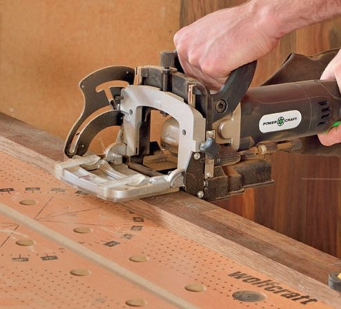 Renovera trappa billigt: Fräs spår i framkanten