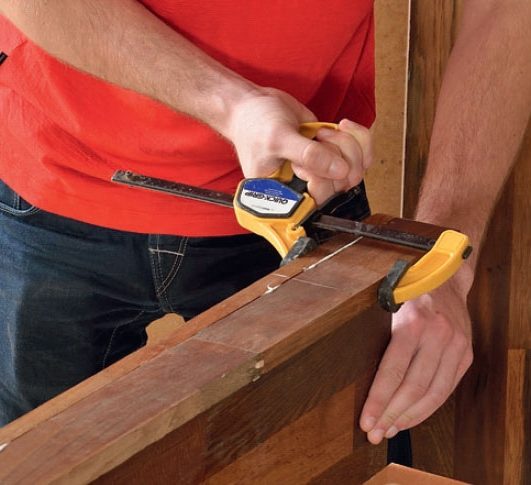 Renovera trappa billigt: Spänn ihop de två delarna