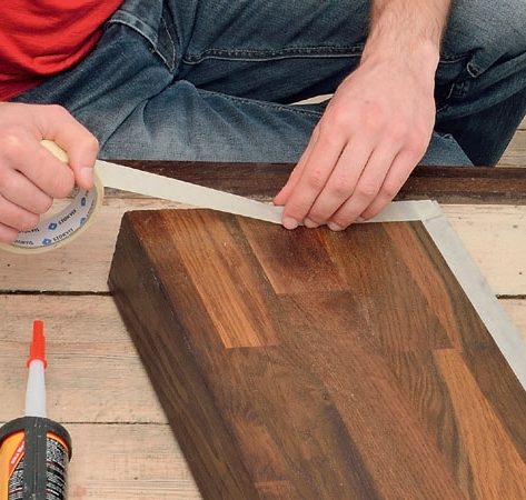 Renovera trappa billigt: Fäst maskeringstejp på stegen