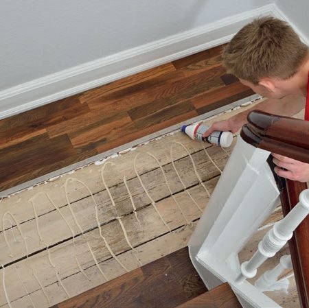 Renovera trappa billigt: Lägg trappavsatsen på plats