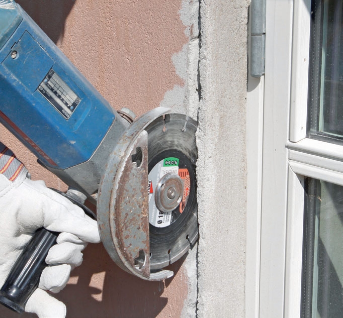 Isolera grundmur: Skär i strecken med vinkelslip