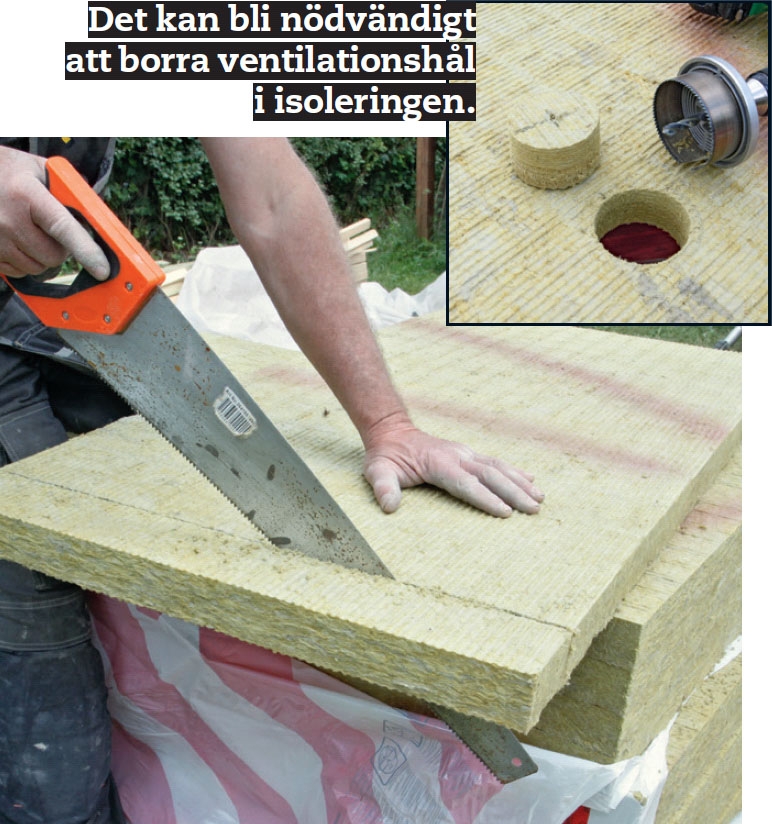 Markskivorna till isolering av grundmur sågas till med en gammal fogsvans