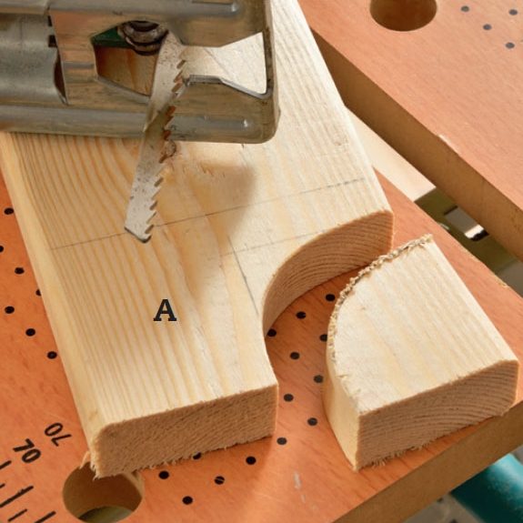 Patterinsuojus: Piirrä jalkojen muoto ja leikkaa jalat.