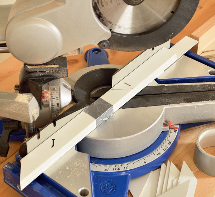 Patterinsuojus: Lamellit (J) sahataan päistään viistoon katkaisu-/jiirisahalla, jotta viiltolinja on samanlainen kaikissa listoissa.