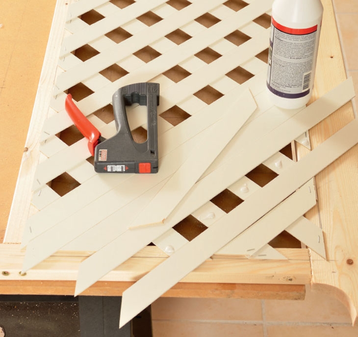 Patterinsuojus: Toinen lamellikerros kiinnitetään ensimmäisen päälle.