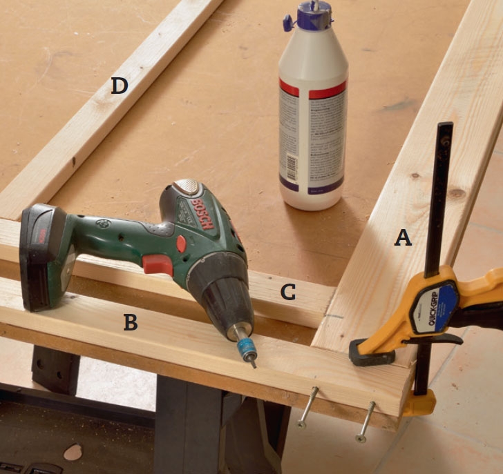 Radiatorskjuler: Lim og skru rammen sammen med 5 x 100 mm skruer.