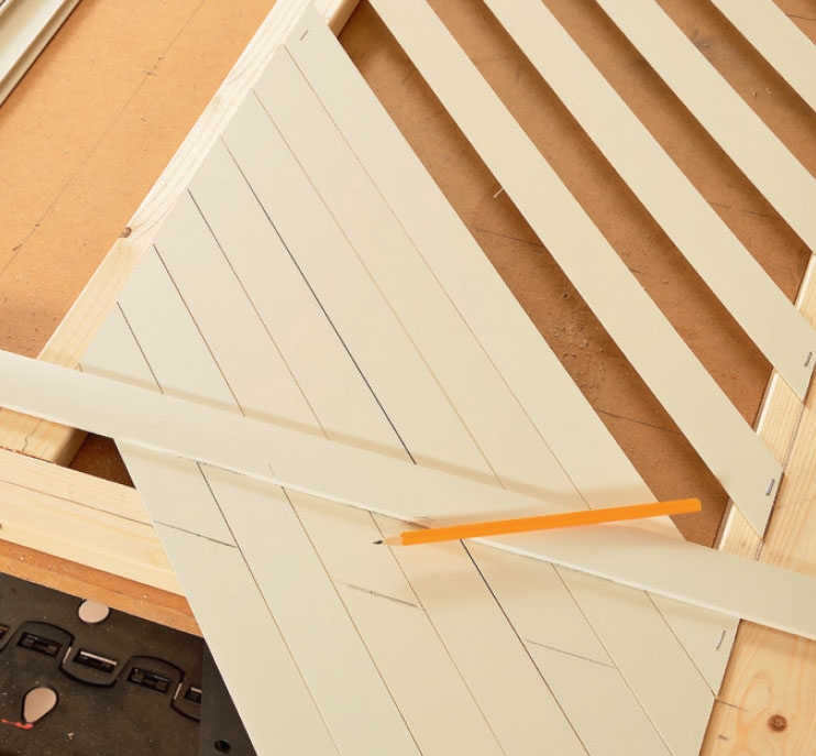 Radiatorskjuler: Mål op til de korte lameller, når de lange er på plads.