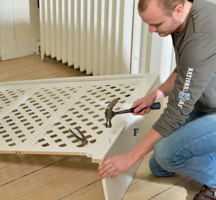 Radiatorskjuler: Lim og søm sidestykket (F) fast til forrammen med 1,8 x 40 mm dykkere.