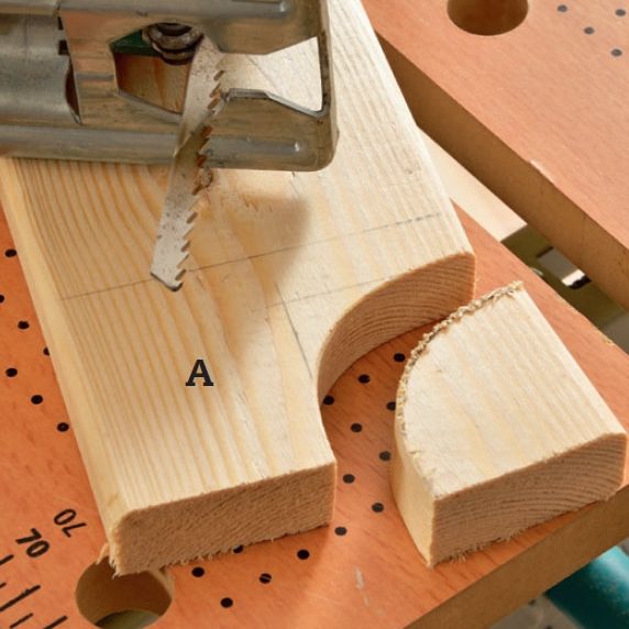 Elementskydd: Markera urtagen på benen och såga till dem.