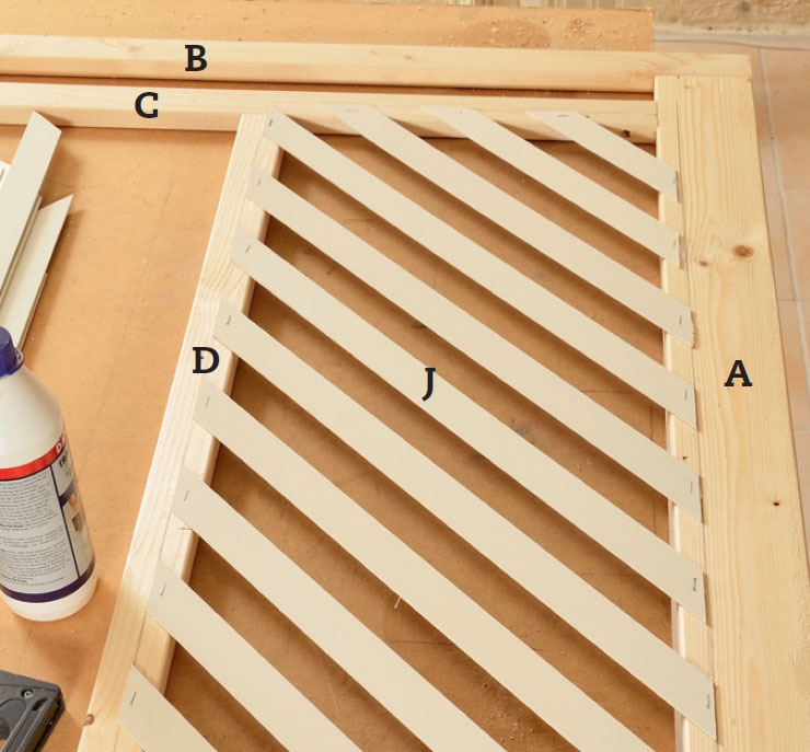 Elementskydd: Nu har det första skiktet lameller monterats och det är dags att fästa nästa skikt.