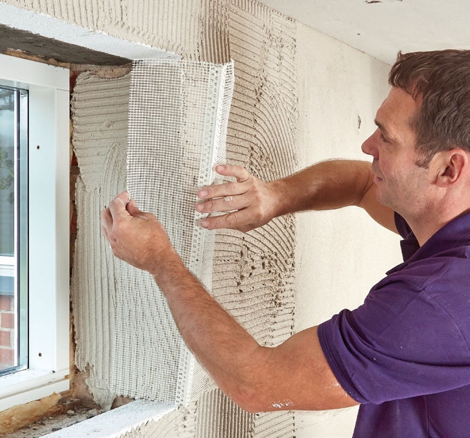 Isolering af kældervæg: Monter hjørnebeskyttere ved dør og vindue