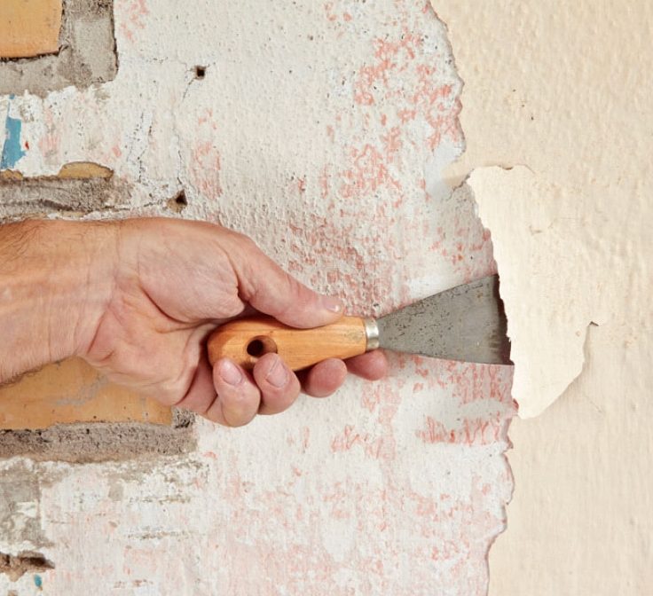 Isolere kjellervegg: Fjern all tapet og maling