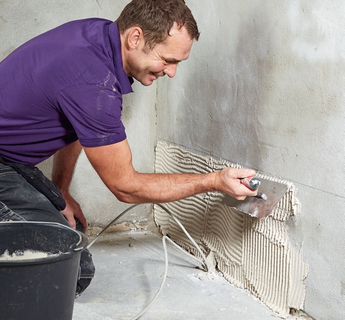 Isolere kjellervegg: Legg lim opp til streken på veggen