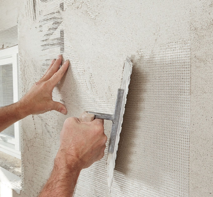 Isolera källare: Släta till det bruk som har pressats ut genom nätet