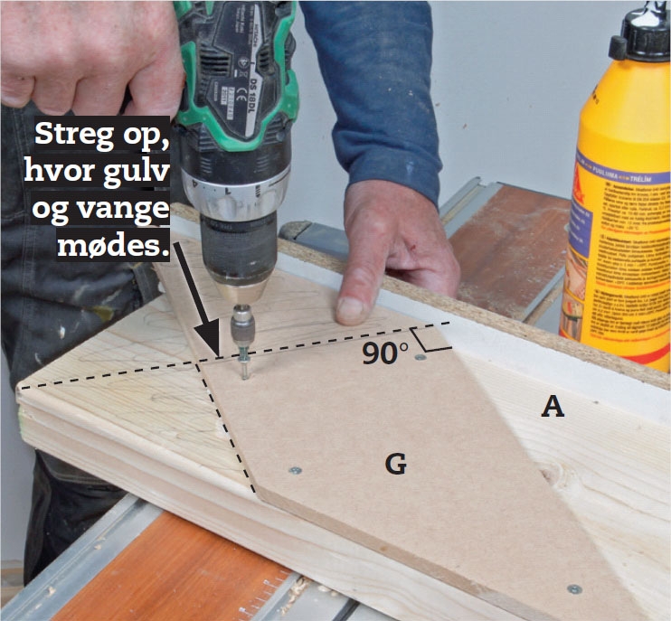 Byg selv trappe: Lim og skru en sideplade på