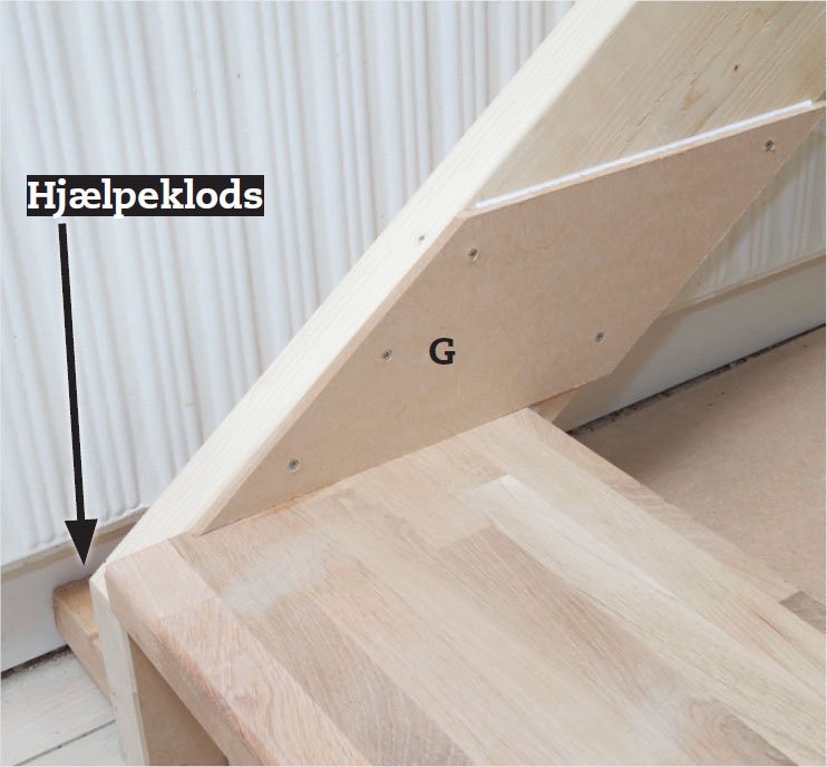 Byg selv trappe: Pres sidepladen mod trinet