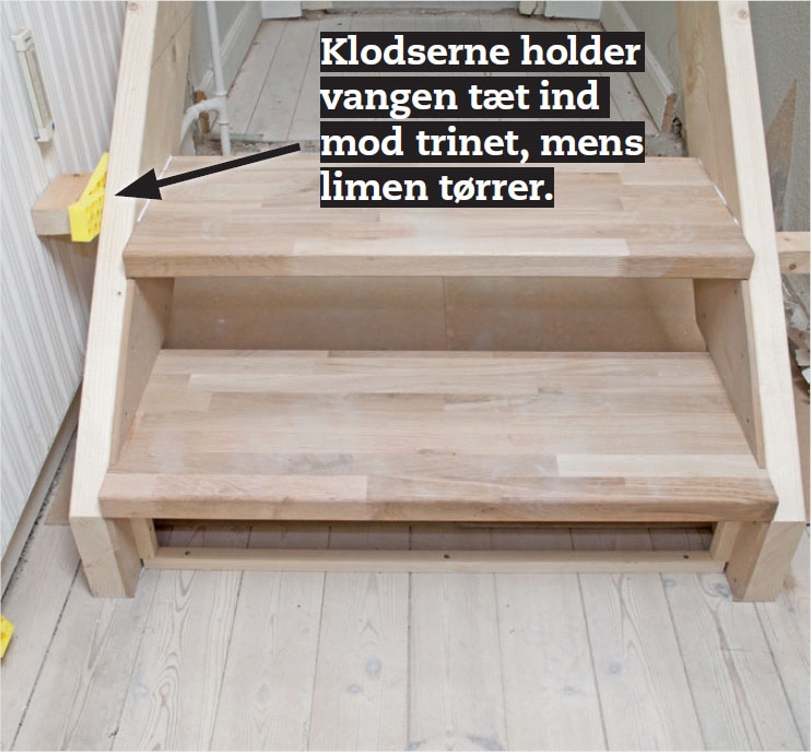 Byg selv trappe: Læg trinet på plads med lim på endefladerne