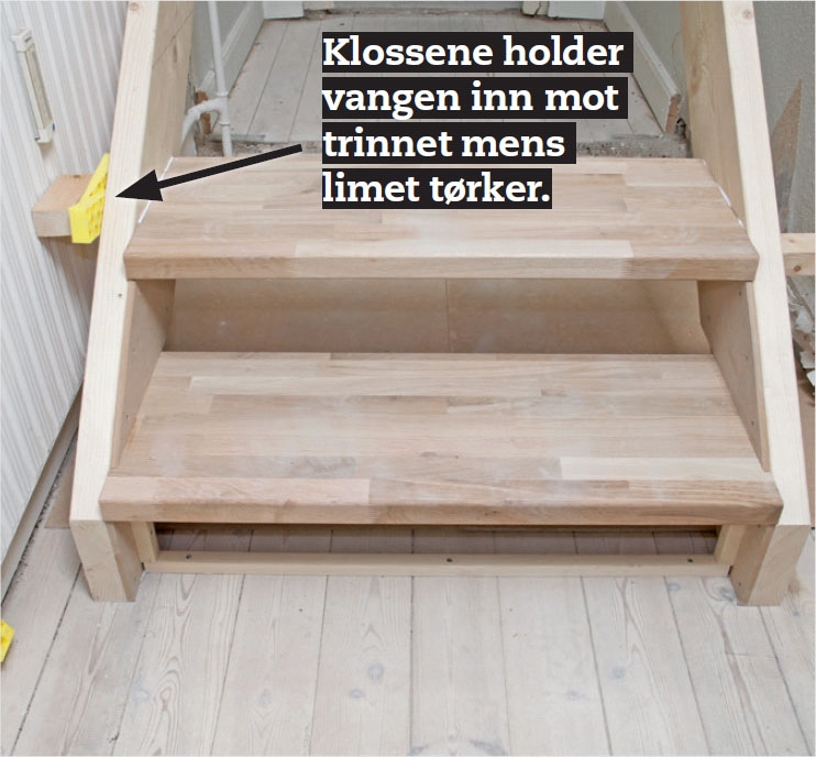 Bygge trapp: Legg på plass trinnet med lim på endeflatene