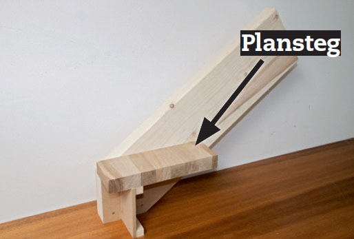 Bygga trappa: Första plansteget limmas och skruvas fast