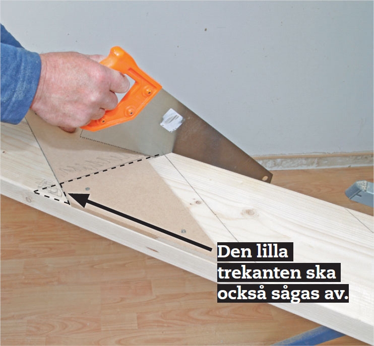Bygga trappa: Såga av vangstycket och sidobiten längs strecket