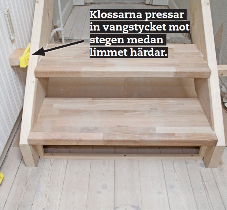 Bygga trappa: Lägg nästa steg på plats med lim på kortändarna