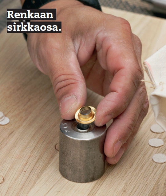 Purjekatos: Aseta purjerenkaan sirkka kaulus ylöspäin lävistimen alustalle.