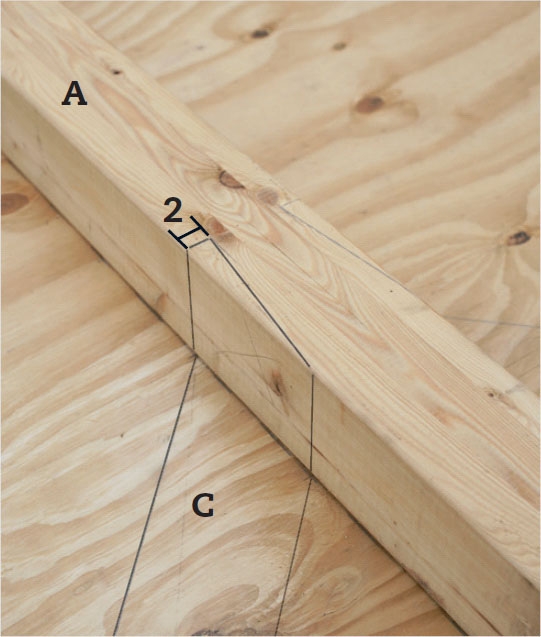 Sejldug: Læg så en stolpe (A) på skabelonen, og streg op, hvor der skal være hak til skrå-stiveren.