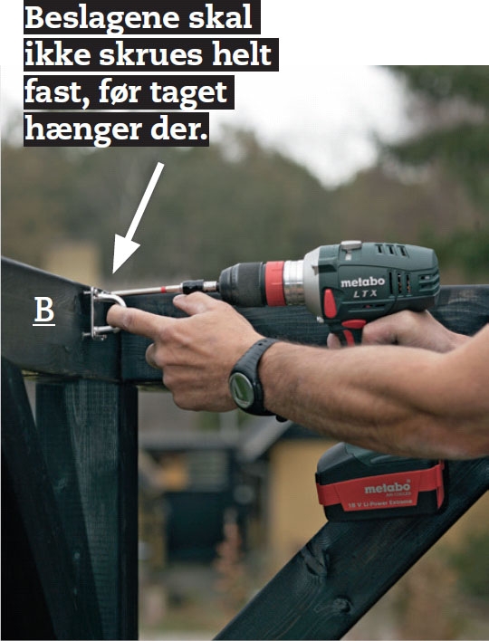 Sejldug: Monter tre bøjlebeslag på overliggeren (B), 3 i hver sektion.