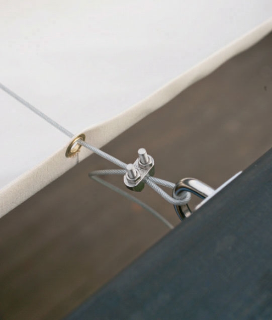 Sejldug: Træk markisen på en 2 mm plastbetrukket stålwire.