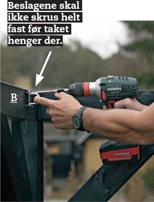 Seilduk: Monter tre bøylebeslag på overliggeren (B) i hver seksjon.