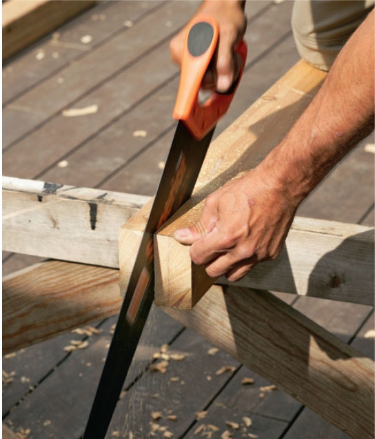 Segelduk: Såga från kortänden på överliggarna in till där du har sågat igenom halvvägs.