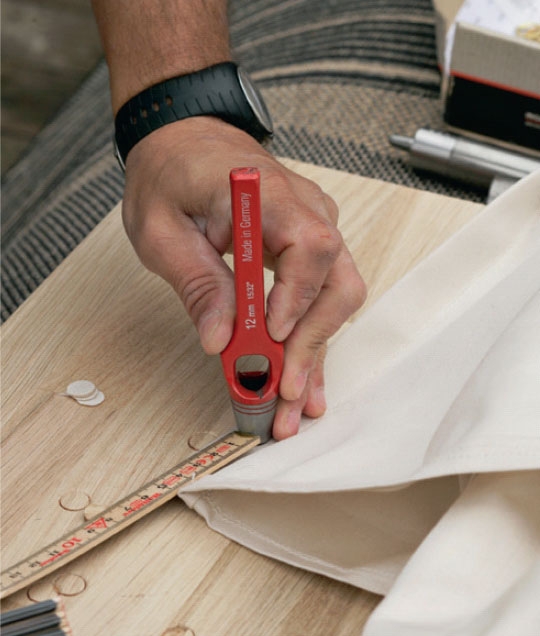 Segelduk: Stansa ut hål för öljetterna.