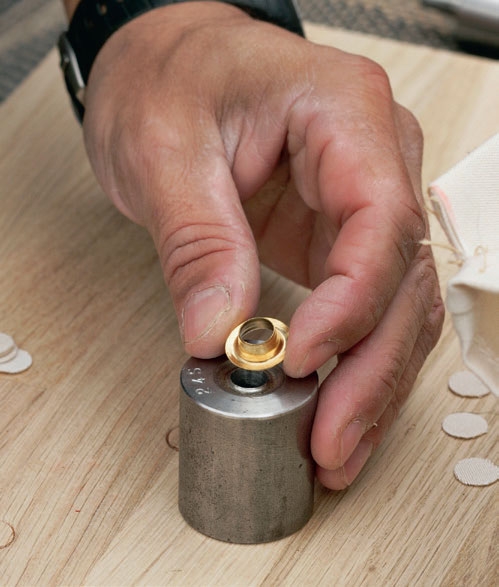 Segelduk: Lägg handelen av öljetten med kragen uppåt på den nedersta delen av slagverktyget.