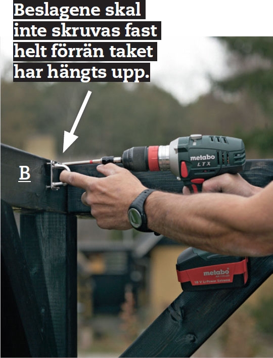 Segelduk: Fäst tre surrningsfästen på överliggaren B.