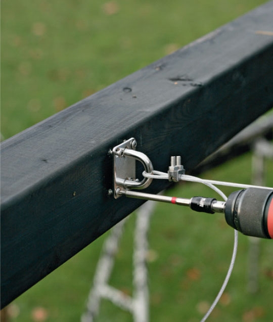 Segelduk: Sträck ytterligare en gång genom att dra åt samtliga skruvar i alla surrningsfästena.