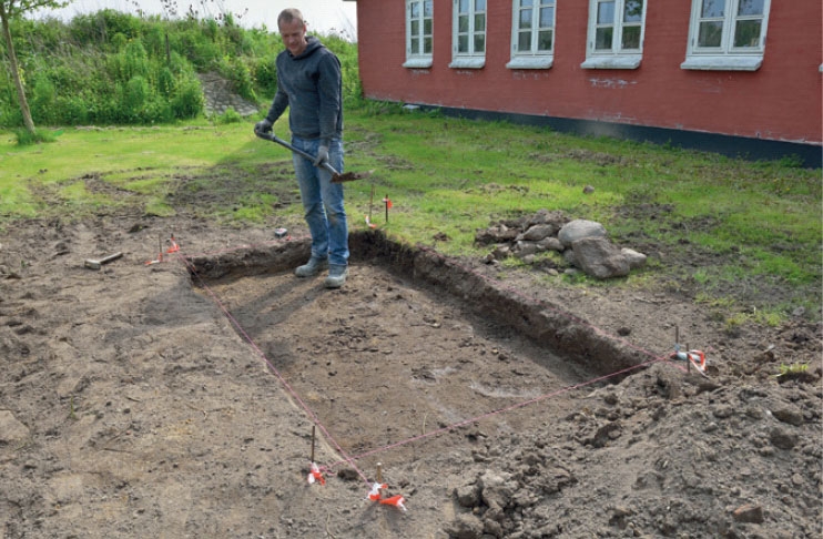 Vandspejl til haven: Kanterne graves så præcist af som muligt.