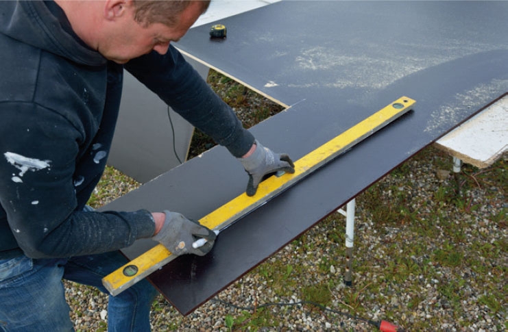 Spejlbassin til haven: Pladedelene mærkes op på støbepladen