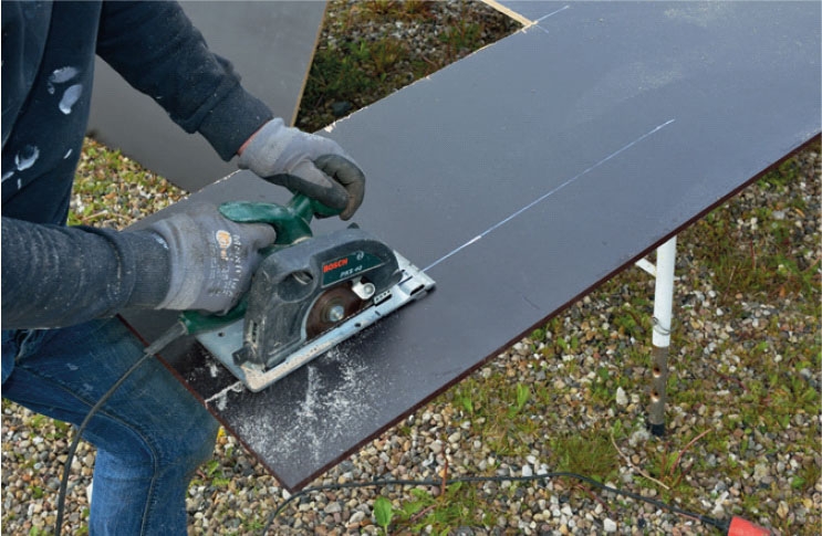 Spejlbassin til haven: Delene skæres ud med rundsav.